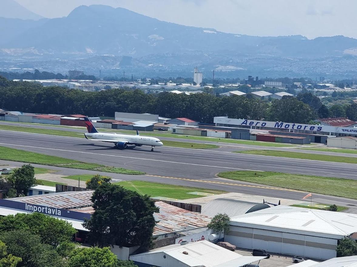 Апартаменты Amazing Aircrafts Views In Front Of Airport Гватемала Экстерьер фото