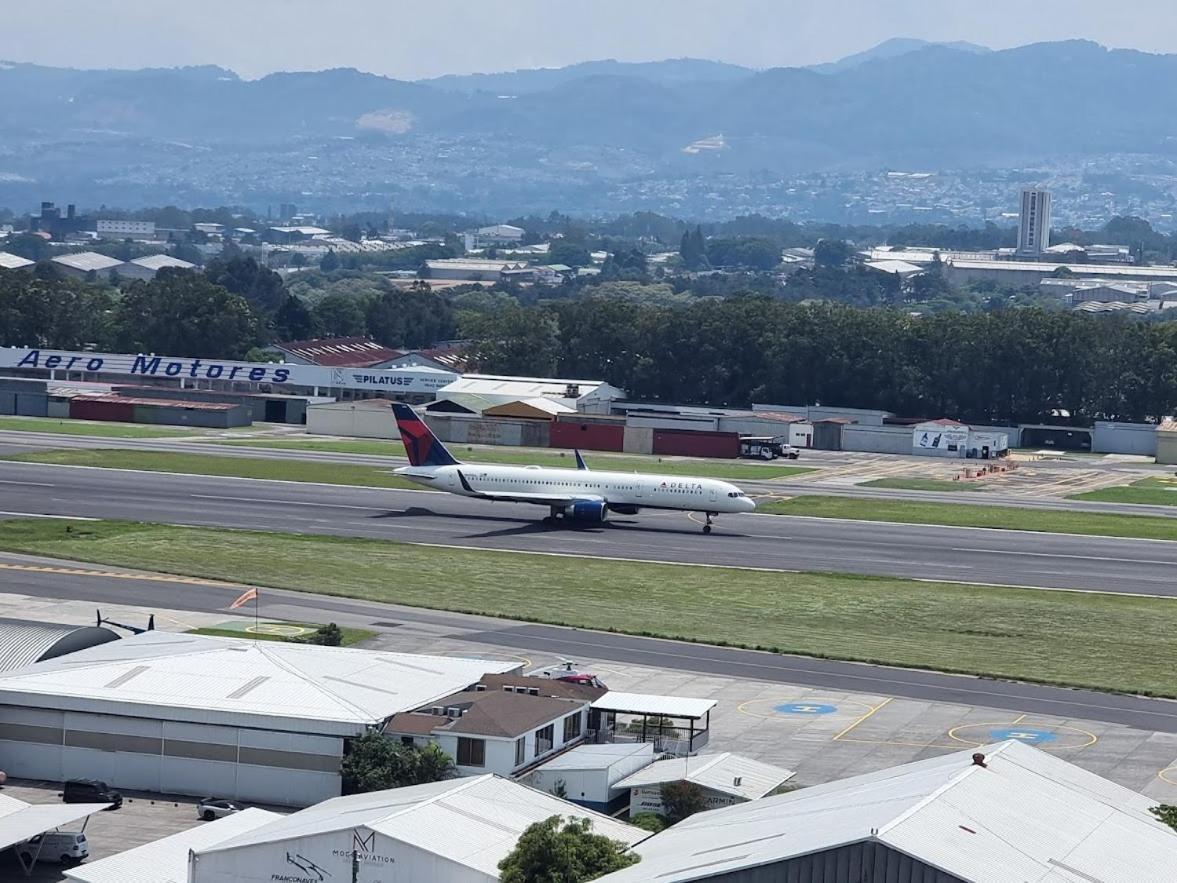 Апартаменты Amazing Aircrafts Views In Front Of Airport Гватемала Экстерьер фото